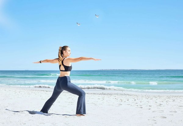 Comment les seniors peuvent-ils utiliser les techniques de yoga sur chaise pour améliorer leur flexibilité?